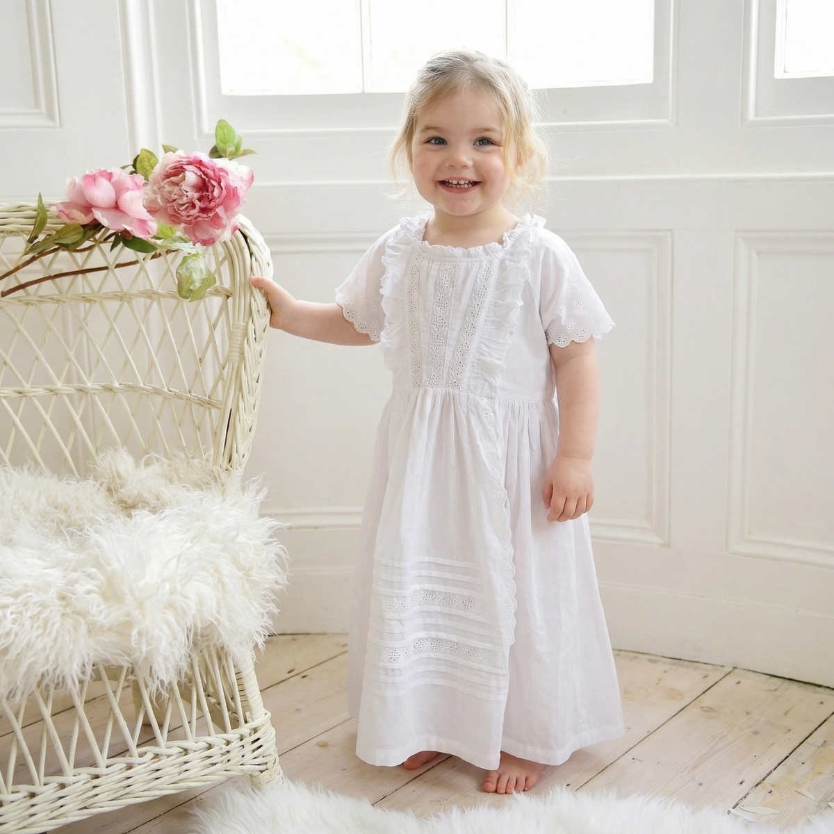 Weißes Kleid mit Stickereien und Stecknadeln