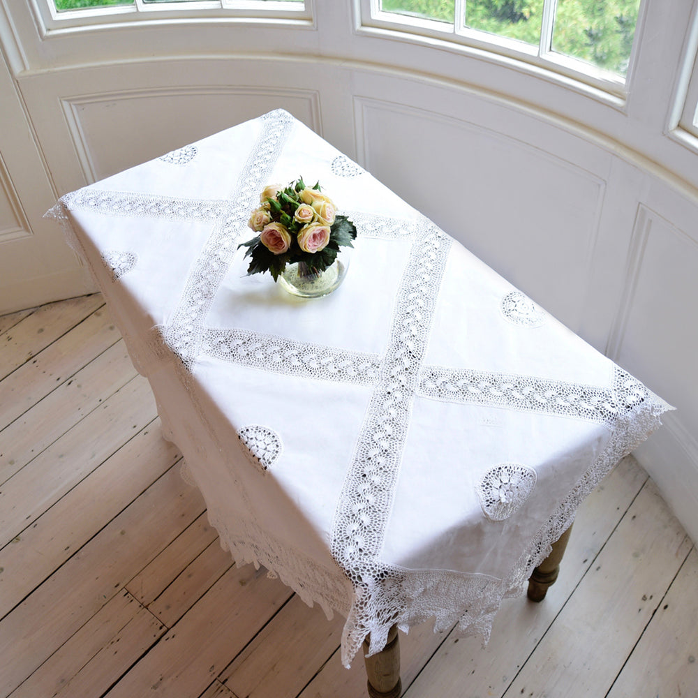 Quadratische Tischdecke aus Leinen und Häkelarbeit