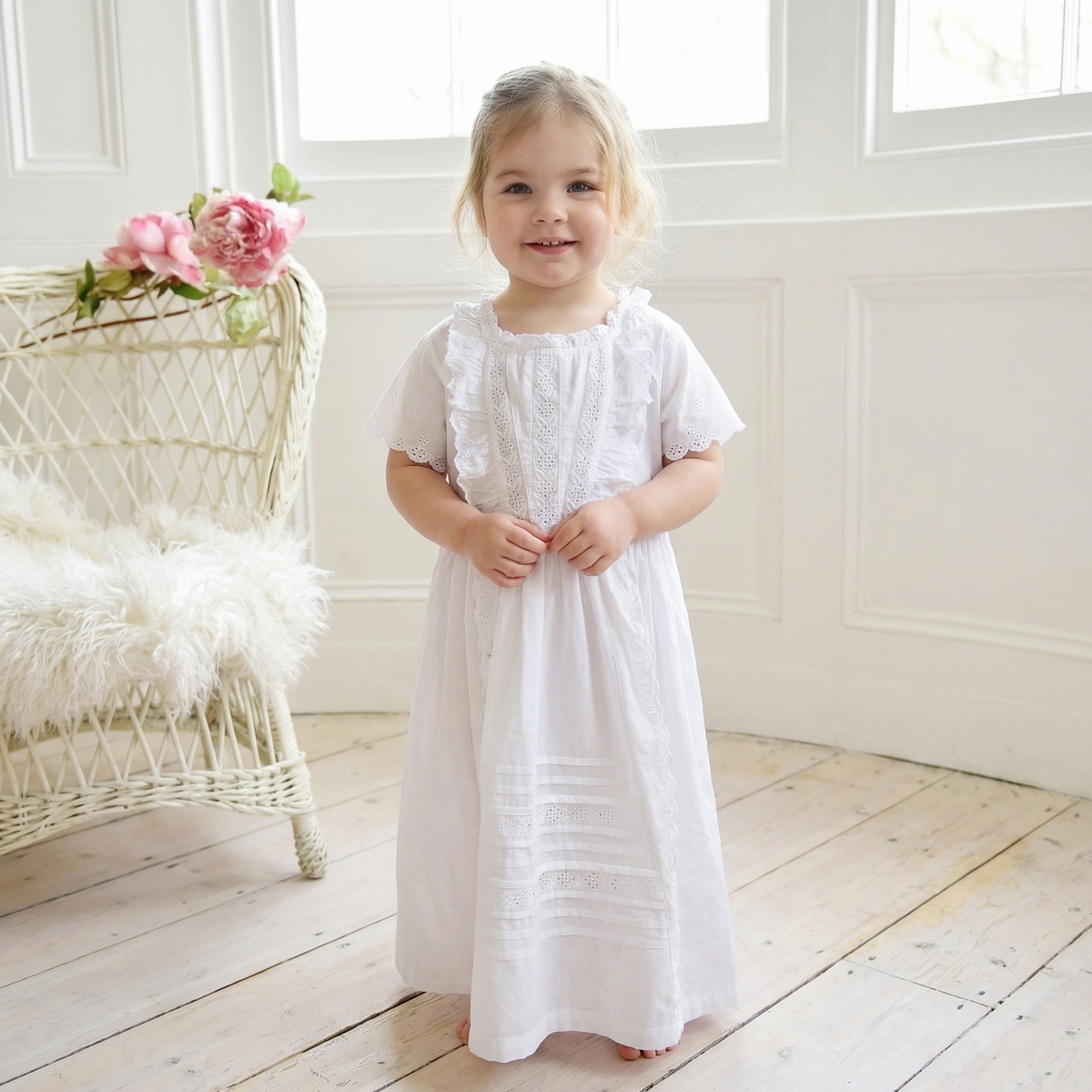 Weißes Kleid mit Stickereien und Stecknadeln