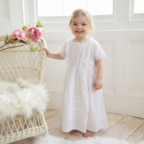 Weißes Kleid mit Stickereien und Stecknadeln