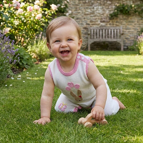 Ärmelloser Baby-Overall mit Kaninchenmuster