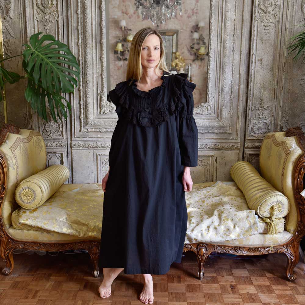 Black Victorian-style Nightdress With Long Sleeves