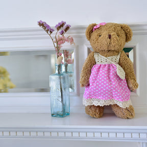 Fille ours en robe rose