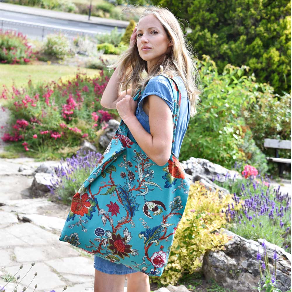 Einkaufstasche aus Baumwollcanvas mit exotischen Blumen in Blaugrün