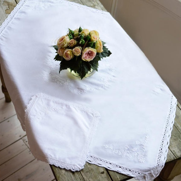 Nappe en coton brodée et ajourée de rosaces. 250 x 168 cm, Vente aux Nappe en coton brodée et ajourée de rosaces. 250 x 168 cm, Vente aux