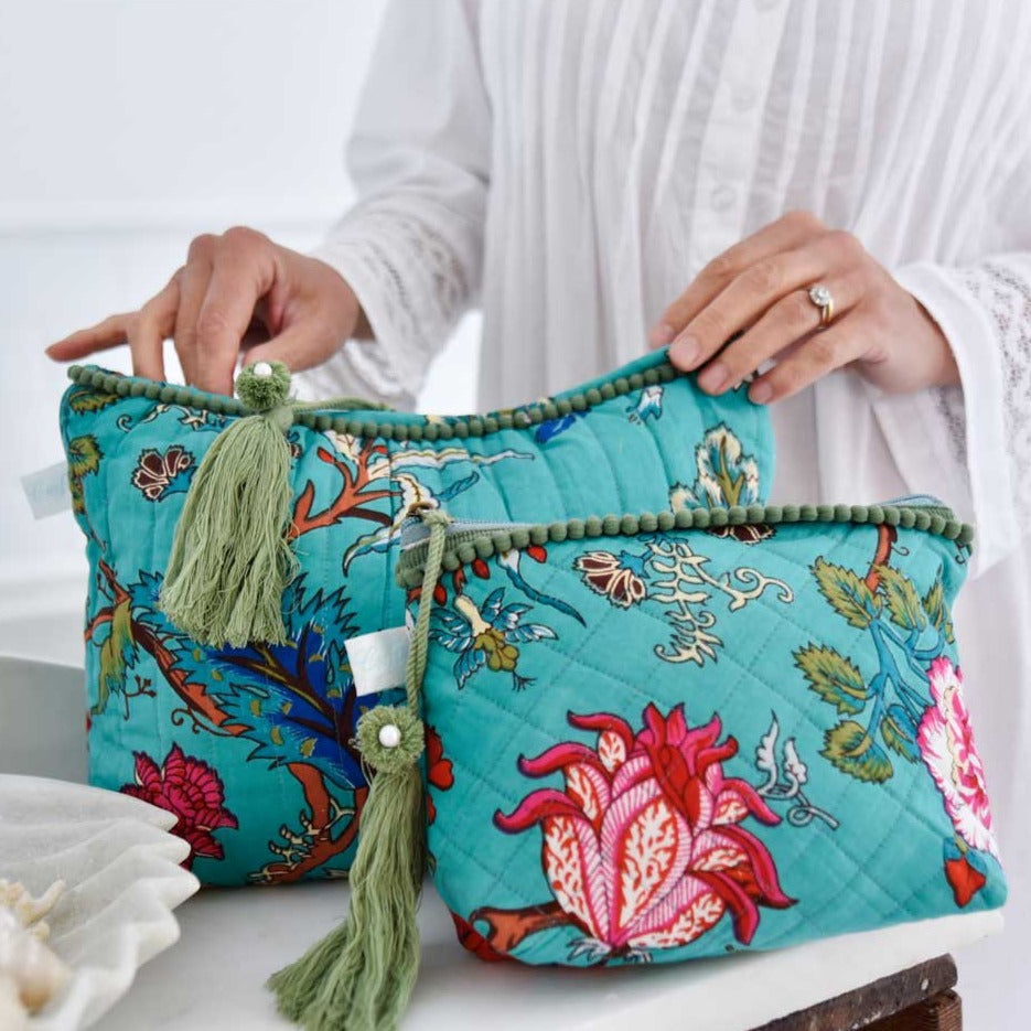 Blaugrüne Make-up-Tasche mit exotischem Blumendruck