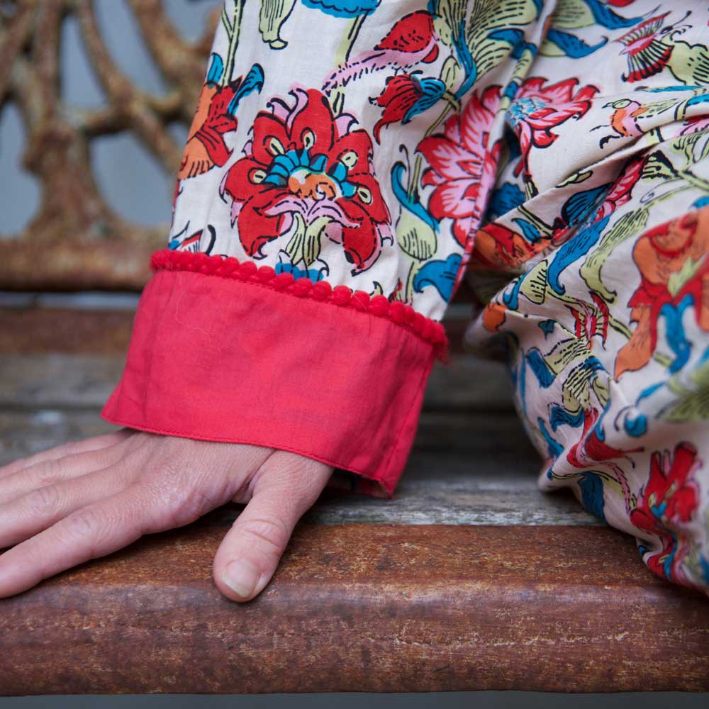 Pijama con estampado floral de jardín 