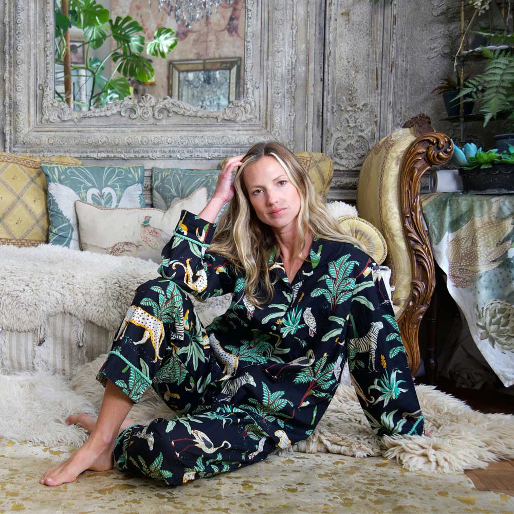 Damen-Pyjama mit Aufdruck „Safari at Night“.