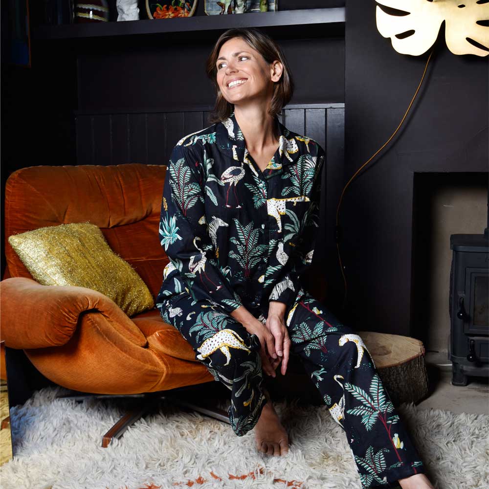 Damen-Pyjama mit Aufdruck „Safari at Night“.