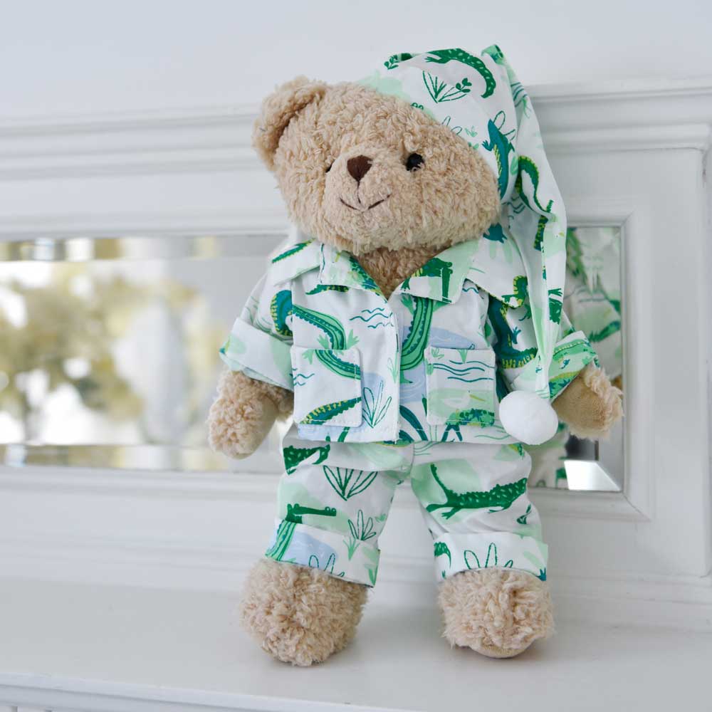 Teddybär mit Krokodildruck-Pyjama