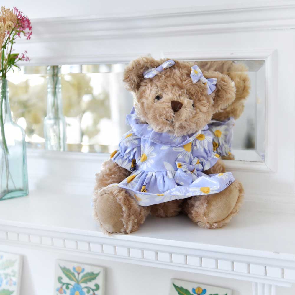 Ours en peluche avec abeille lilas et robe marguerite